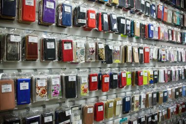Vichuga, Rusya - 21 Nisan 2018: cep telefonu durumlarda bir perakende mağaza