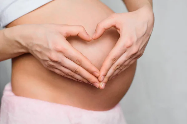 Schwangere macht eine Hände Liebe Herz — Stockfoto