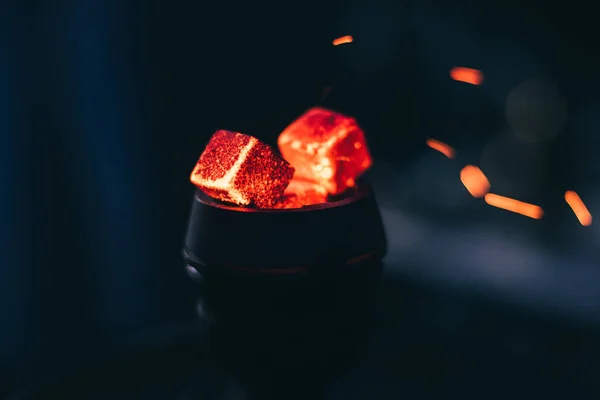 Charbons rouges chauds pour narguilé avec des étincelles sur fond sombre — Photo