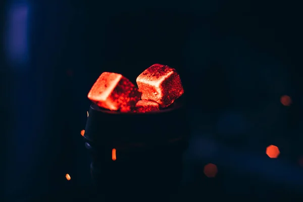 Charbons rouges chauds avec narguilé dans un bol pour Shisha Fumer — Photo