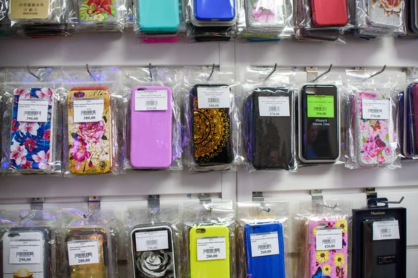 Vichuga, Rusya - 21 Nisan 2018: cep telefonu durumlarda bir perakende mağaza