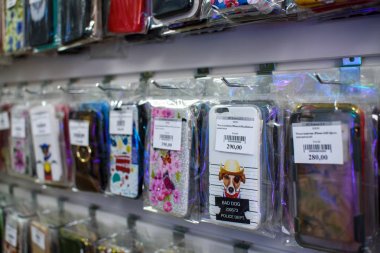 Vichuga, Rusya - 21 Nisan 2018: cep telefonu durumlarda bir perakende mağaza