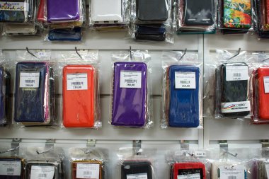 Vichuga, Rusya - 21 Nisan 2018: cep telefonu durumlarda bir perakende mağaza