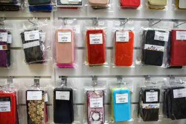 Vichuga, Rusya - 21 Nisan 2018: cep telefonu durumlarda bir perakende mağaza