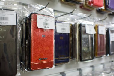 Vichuga, Rusya - 21 Nisan 2018: cep telefonu durumlarda bir perakende mağaza