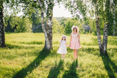 Anne ve kızı açık havada dinlenme güneşli bir yaz elbiseler