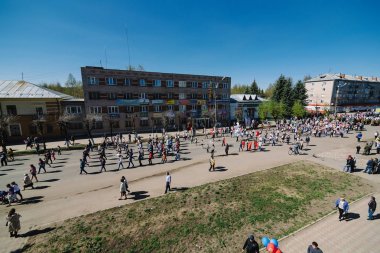 Vichuga, Rusya - 9 Mayıs 2015: Ölümsüz alayın - insanlar onların yakınları, İkinci Dünya Savaşı, zafer günü geçit töreni katılan portreleri ile