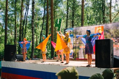 Vichuga, Rusya - 6 Haziran 2015: Rusya Vichuga şehir kutlama. Çocuk Ulusal kostümleri gerçekleştirmek