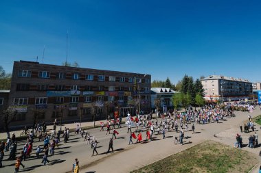 Vichuga, Rusya - 9 Mayıs 2015: Ölümsüz alayın - insanlar onların yakınları, İkinci Dünya Savaşı, zafer günü geçit töreni katılan portreleri ile