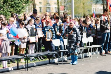 Vichuga, Rusya - 9 Mayıs 2015: Ölümsüz alayın - insanlar onların yakınları, İkinci Dünya Savaşı, zafer günü geçit töreni katılan portreleri ile