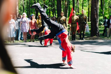 Vichuga, Rusya - 6 Haziran 2015: Rusya Vichuga şehir kutlama. Çocuk Ulusal kostümleri gerçekleştirmek