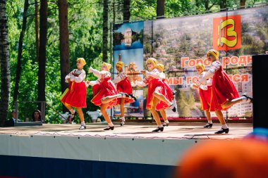 Vichuga, Rusya - 6 Haziran 2015: Rusya Vichuga şehir kutlama. Çocuk Ulusal kostümleri gerçekleştirmek