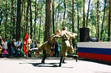 Vichuga, Rusya - 6 Haziran 2015: Rusya Vichuga şehir kutlama. Çocuk Ulusal kostümleri gerçekleştirmek
