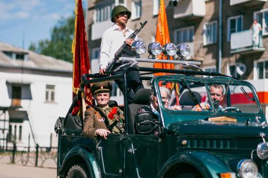 Vichuga, Rusya - 9 Mayıs 2016: Gaziler araba ölümsüz alayın Mart ve 9 Mayıs zafer günü geçit. Rusya