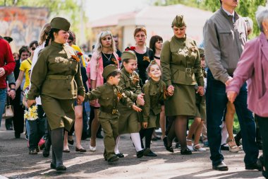 Vichuga, Rusya - 9 Mayıs 2016: İkinci Dünya Savaşı zaferle onuruna geçit töreninde üniformalı çocuk. Ölümsüz alayın, Rusya Federasyonu