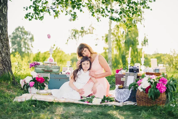 Boldog csodálatos anya és lánya egy takarót a természetben nyugszik a nyári — Stock Fotó