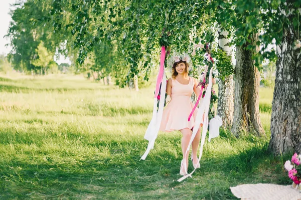 Šťastná dívka na dekorovaný swing — Stock fotografie