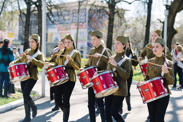 VICHUGA, RUSSIE - 9 MAI 2015 : Défilé en l'honneur de la victoire dans la Seconde Guerre mondiale, Russie — Photo