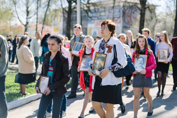 VICHUGA, RUSSIE - 9 MAI 2015 : Régiment immortel - personnes avec des portraits de leurs proches, participants à la Seconde Guerre mondiale, lors du défilé du Jour de la Victoire — Photo