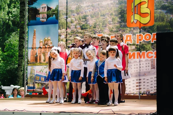VICHUGA, RUSSIE - 6 JUIN 2015 : Célébration de la ville de Vichuga en Russie. Les enfants se produisent en costumes nationaux — Photo