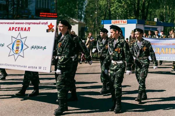 VICHUGA, RUSSIE - 9 MAI 2016 : Les enfants en uniforme au défilé en l'honneur de la Victoire de la Seconde Guerre mondiale. Régiment immortel, Russie — Photo