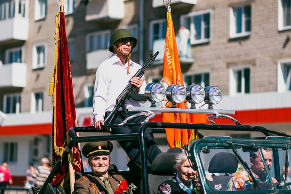 Vichuga, Rusland - 9 mei 2016: Veteranen op auto op de opmars van de onsterfelijke regiment en de parade op 9 mei op de dag van de overwinning. Rusland — Stockfoto
