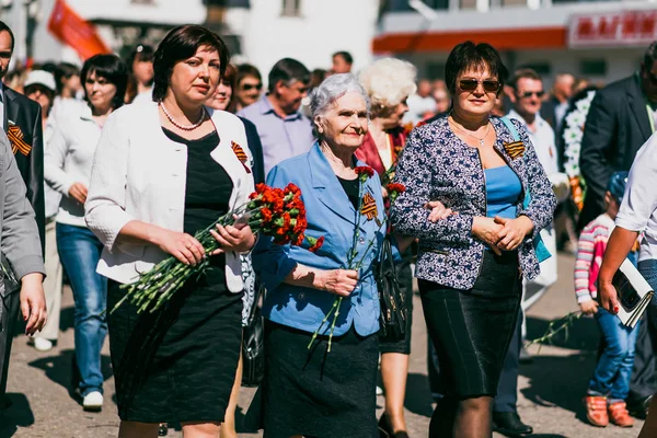 Vichuga, Rusland - 9 mei 2016: Een veteraan van de Tweede Wereldoorlog op de dag van de overwinning Parade in Rusland. De opmars van de onsterfelijke Regiment — Stockfoto