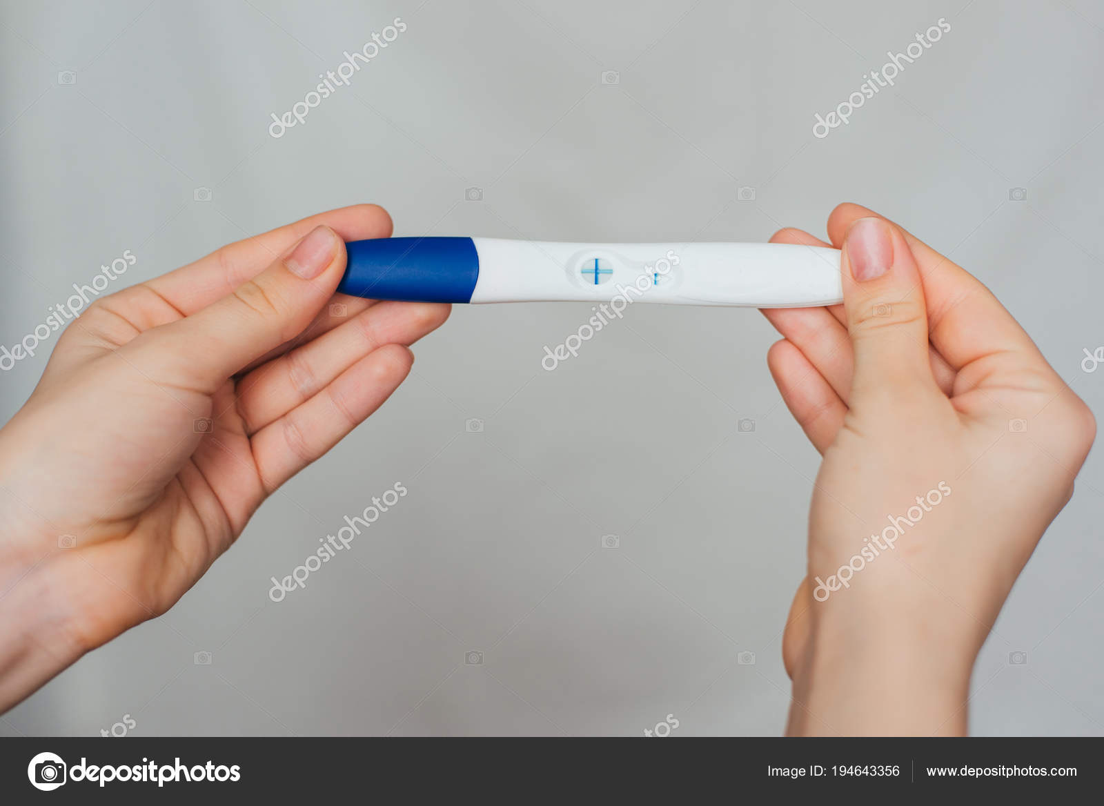 Тест на беременность в руках у девушки. Тест на беременность в руке. Тест на беременность на ладони. Тест на беременность в руках у девушки положительный. Тест на беременность фломастер.