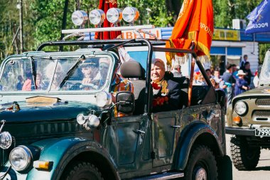 Vichuga, Rusya - 9 Mayıs 2016: Gaziler araba ölümsüz alayın Mart ve 9 Mayıs zafer günü geçit. Rusya