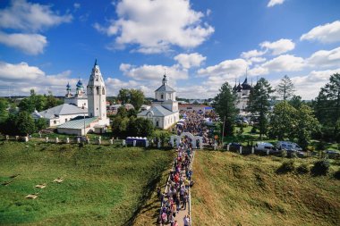 LUH, Rusya - 27 Ağustos 2016: Luh Köyü soğan gün tatil turist tapınak topluluğu
