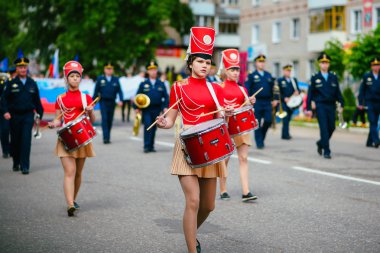 Vichuga, Rusya - 24 Haziran 2017: İnsanlar sokakta şenlikli alay Vichuga gün üzerinde