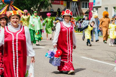 Vichuga, Rusya - 24 Haziran 2017: İnsanlar sokakta şenlikli alay Vichuga gün üzerinde