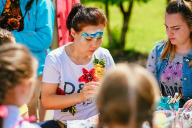 Vichuga, Rusya - 24 Haziran 2017: Body art Vichuga gün kızı kutlama yüzünde