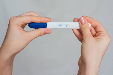 Hamilelik testi pozitif bir sonuç ile bir kız elinde