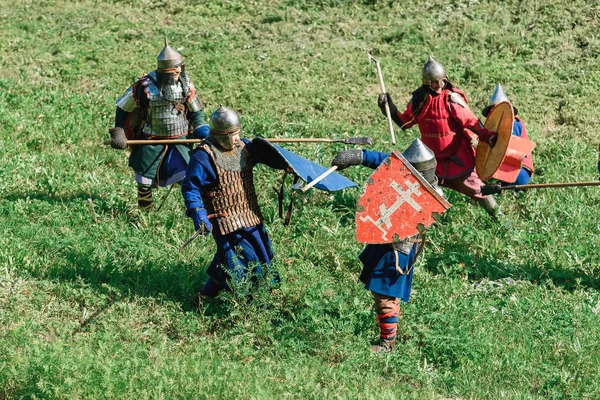 LUH, RUSIA - 27 de agosto de 2016: Reconstrucción de la batalla medieval de caballeros con armadura y armas en el festival de las Cebollas — Foto de Stock