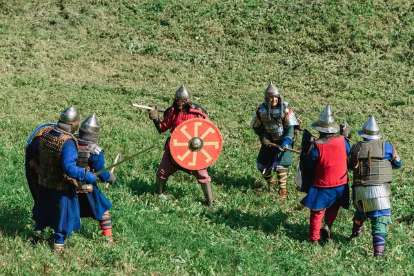 Luh, Rusland - 27 augustus 2016: Wederopbouw van middeleeuwse Slag van ridders in harnas en wapens op het festival van uien — Stockfoto