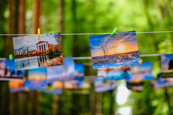 ВИЧУГА, РОССИЯ - 24 июня 2017 года: Выставка фотографий в парке в день Вичуги
