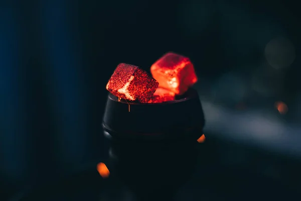 Charbons rouges chauds pour narguilé sur fond sombre — Photo