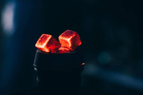 Charbons chauds pour narguilé dans un bol en métal pour fumer — Photo