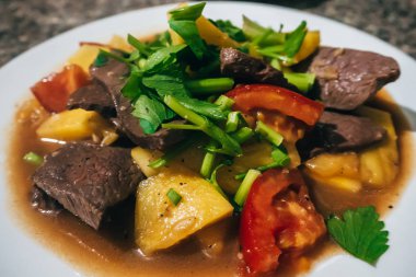 et, domates ve maydanoz ile pişmiş patates