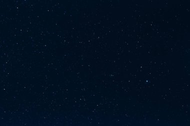koyu mavi yıldızlı gece gökyüzü yıldızlara