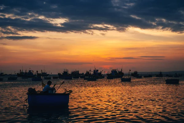 Bateaux traditionnels pour la pêche en mer au Vietnam à Mui Ne — Photo