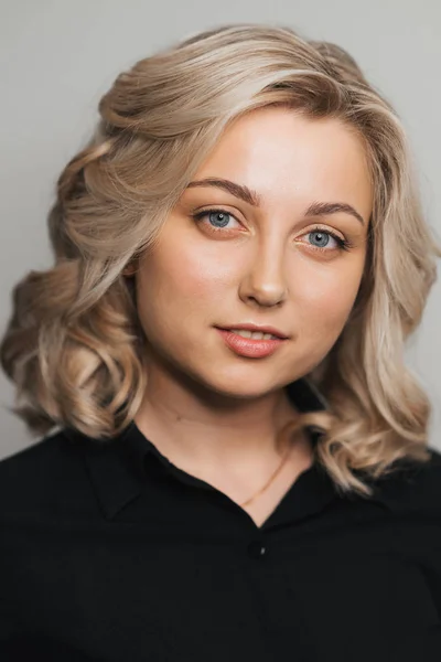 Porträt einer jungen kaukasischen Blondine mit nacktem Make-up — Stockfoto