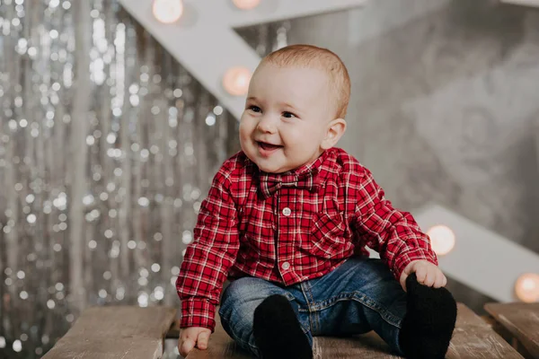 Joyeux petit garçon souriant sur le fond des décorations de Noël — Photo