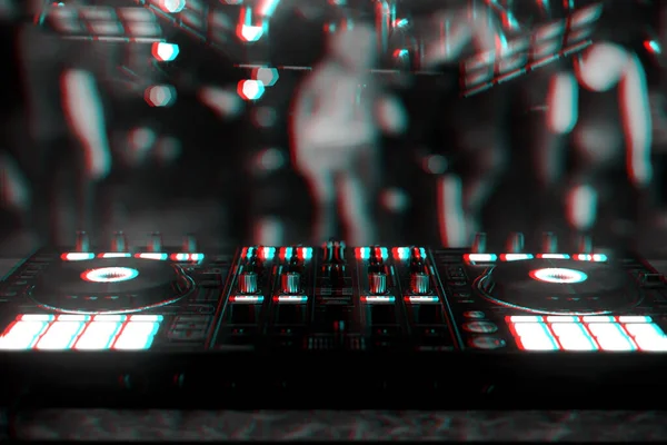 Professzionális DJ vezérlő az elektronikus zene keveréséhez — Stock Fotó