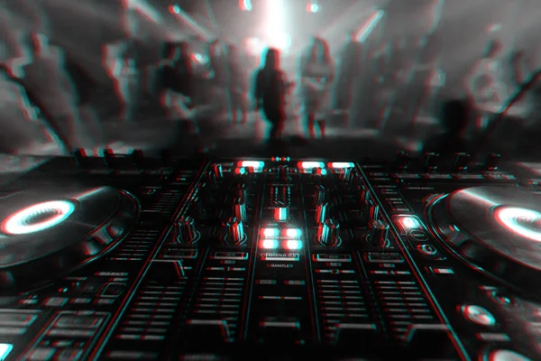 Professionele DJ mixer controller voor het mixen van muziek in een discotheek — Stockfoto