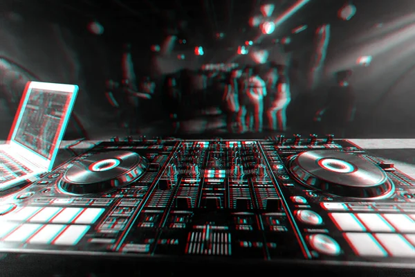 Zene-keverő DJ vezérlő Tanács elektronikus zene szakmai keveréséhez — Stock Fotó