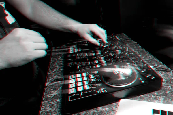 Mãos DJ tocando e misturando música no controlador de música em uma festa — Fotografia de Stock