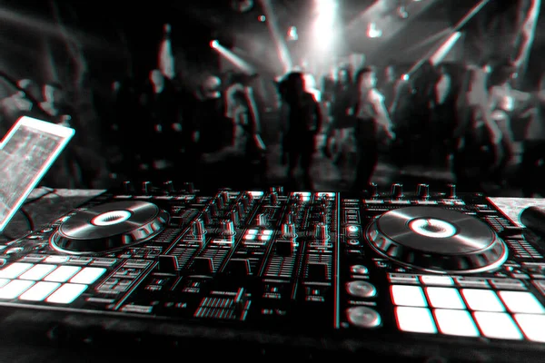 Musikmixer DJ Controller Board für professionelles Mischen elektronischer Musik — Stockfoto