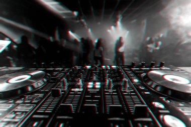 bir gece kulübünde müzik karıştırma için profesyonel DJ Mikser denetleyici